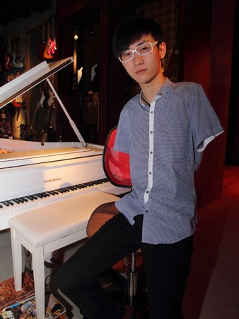 刘伟与他的特制钢琴