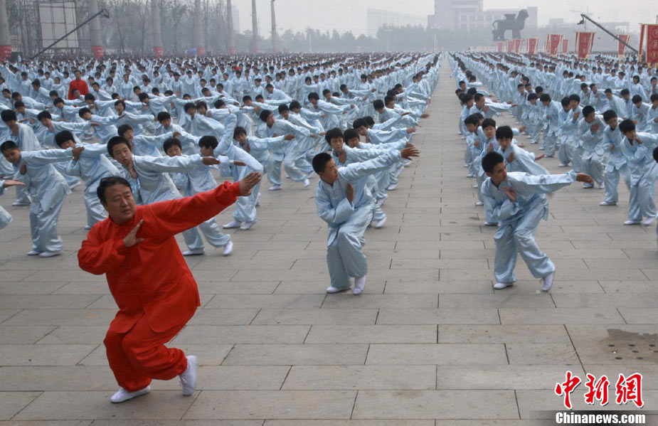 10月10日,中国"武术之乡"沧州狮城公园广场"拳涛"滚滚,武健泱泱,1.