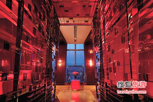 国贸79的酒红色主题装饰