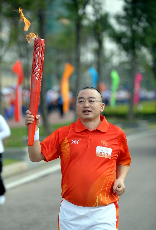 图文:广州亚运火炬在中山传递 火炬手鲁楚平