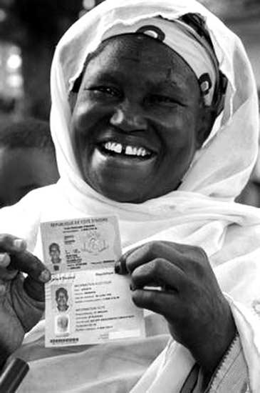 科特迪瓦开始发放居民身份证 属十年来首次(图)