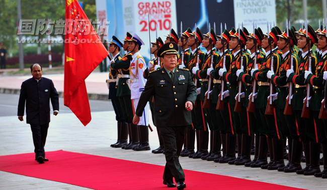 10月12日,中国国务委员兼国防部长梁光烈上将检阅越南三军仪仗队(后为