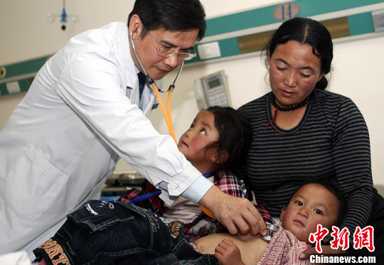 图:北京同仁医院免费治疗玉树先心病儿童滚动