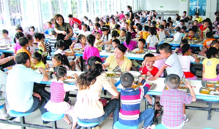 渝北区古路中学的学生们下课后,兴高采烈来到学校新扩建的食堂排队打