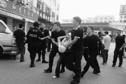 "蒙面男"持玩具枪抢银行东莞警方两小时救四人质(图)