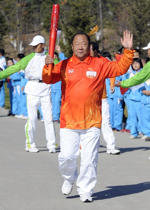 图文:广州亚运火炬在长春传递 火炬手孙志成