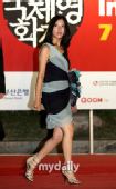图：釜山闭幕式红毯 日本演员吉高由里子亮相