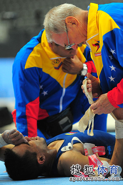 图文:委内瑞拉选手意外受伤 解开绑带