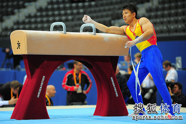 图文:中国体操队备战世锦赛 陈一冰活动肌肉