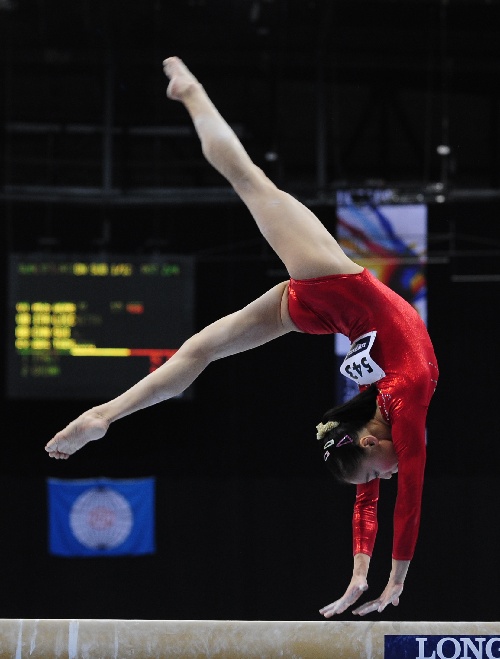 图文:体操世锦赛女团资格赛 眭禄在比平衡木