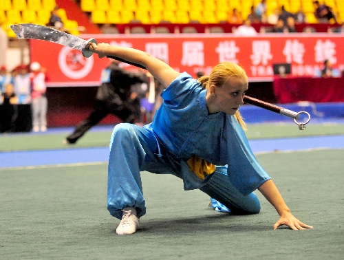 图文:世界传统武术锦标赛 乌克兰女将大刀表演