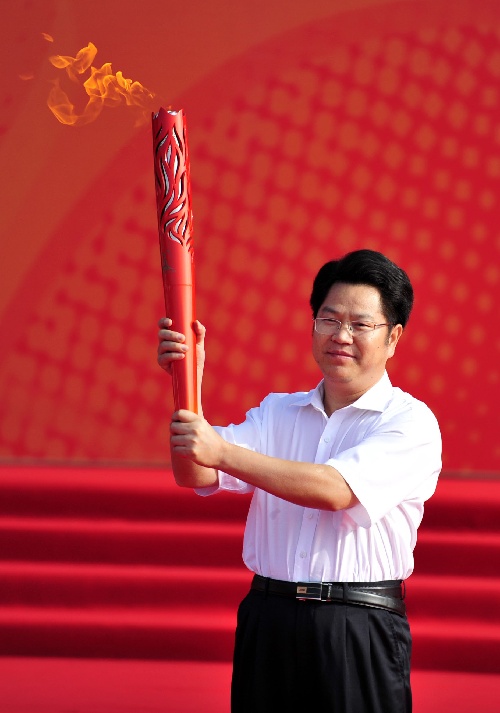 图文:亚运会火炬在东莞传递 市委书记刘志庚