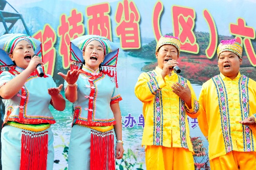 当日,黔桂两省区6县山歌邀请赛在贵州省罗甸县举行,贵州罗甸