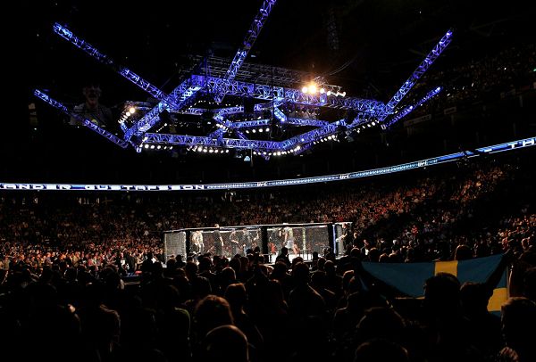 图文:ufc120期精彩图集 ufc赛场观众众多