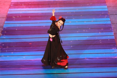 冠军吴沁洋表演新疆舞《花儿》