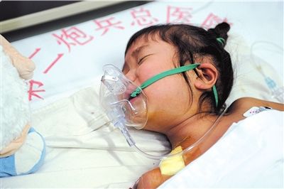 肚大如球女童在北京第二炮兵总医院首次手术(图)