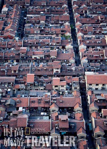 鸟瞰上海老城区的里弄和老房子