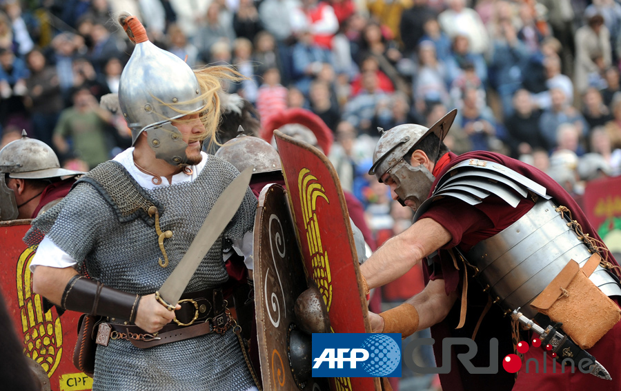 高清:演员装扮成古代战士重现古罗马战争史诗(组图)滚动频道