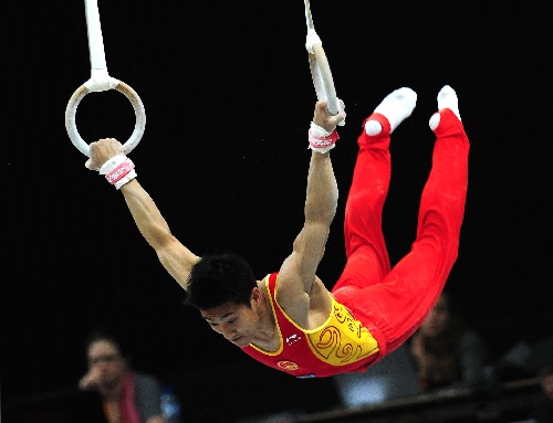10月19日,中国运动员滕海滨在男子吊环预赛中
