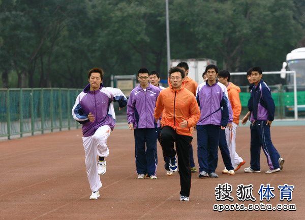 图文:鲍威尔亮相清华大学 清华短跑队训练