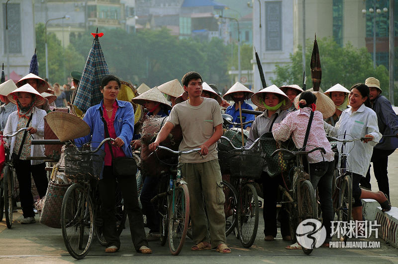 高清组图:活跃在中越边境上的越南生意人滚动
