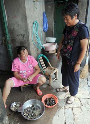 钟杏菊在壁下岛巡诊时与当地渔民聊天.