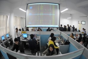 图为模拟证券交易所内,大电子屏上滚动显示着