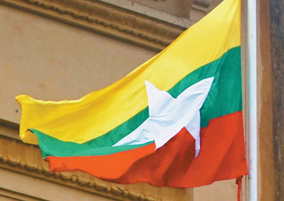 缅甸启用新国旗新国徽(图)