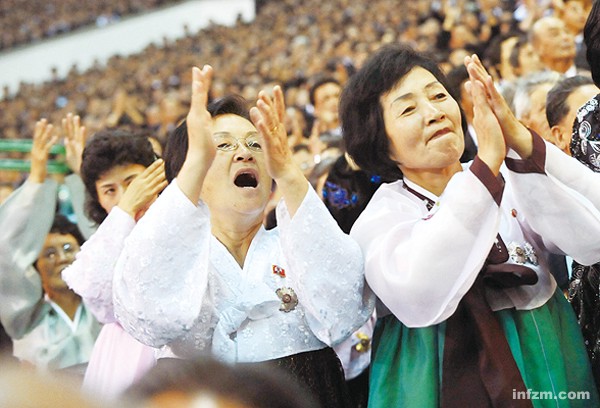 庆祝朝鲜劳动党党代会闭幕的集会上,朝鲜妇女欢欣鼓舞.东方ic/图