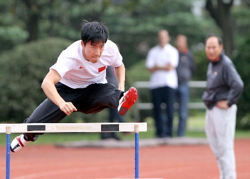 组图:刘翔赤膊上阵备战亚运 欲求突破训练刻苦