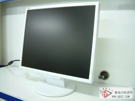 专业19吋方屏设计 NEC 195VX白色到货1300