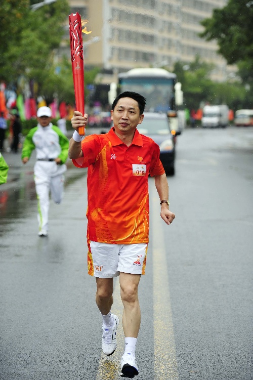 图文亚运火炬传递在揭阳进行贾拾生在传递中