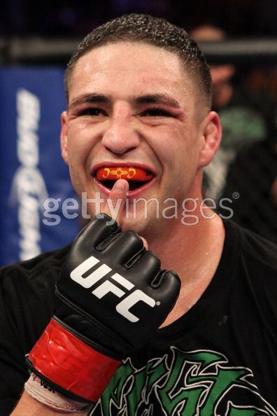 图文:UFC121期精彩图集 桑切斯个性牙套