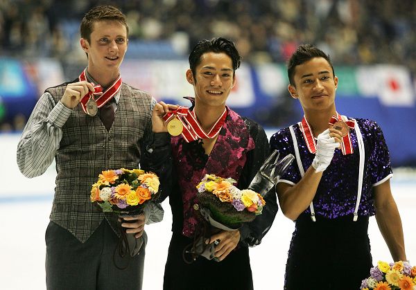 前三名选手展示奖牌