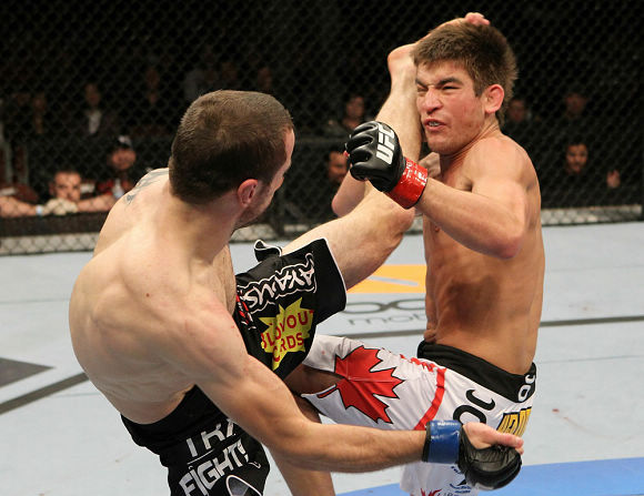 组图:ufc121频现经典 重拳轰面部现场鲜血四溅