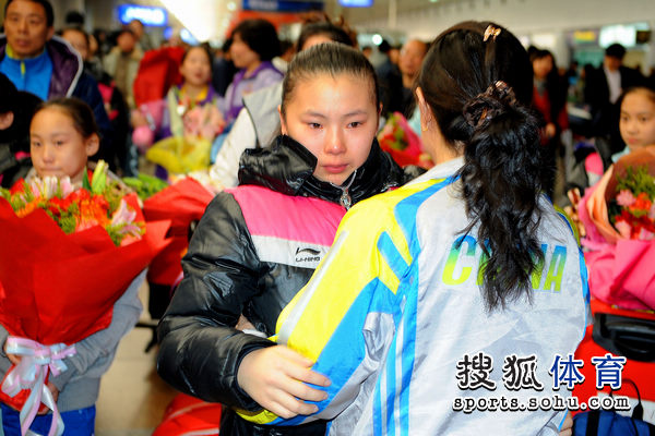 组图:陈一冰手捧鲜花乐开怀 何可欣当场洒热泪