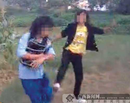 网传南宁中学女生围殴视频 被打女孩遭威胁(图
