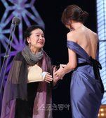 图：组图：元彬勇夺大钟影帝 《诗》获最佳影片奖(1)