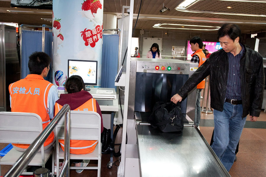 组图:广州地铁启动最严厉安检 堪比奥运世博会