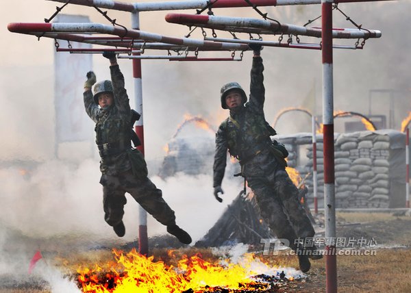解放军训练模拟战场氛围 克服官兵畏战心理