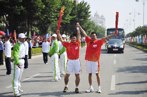 图文亚运火炬在广东阳江传递梁永与黄迈胜