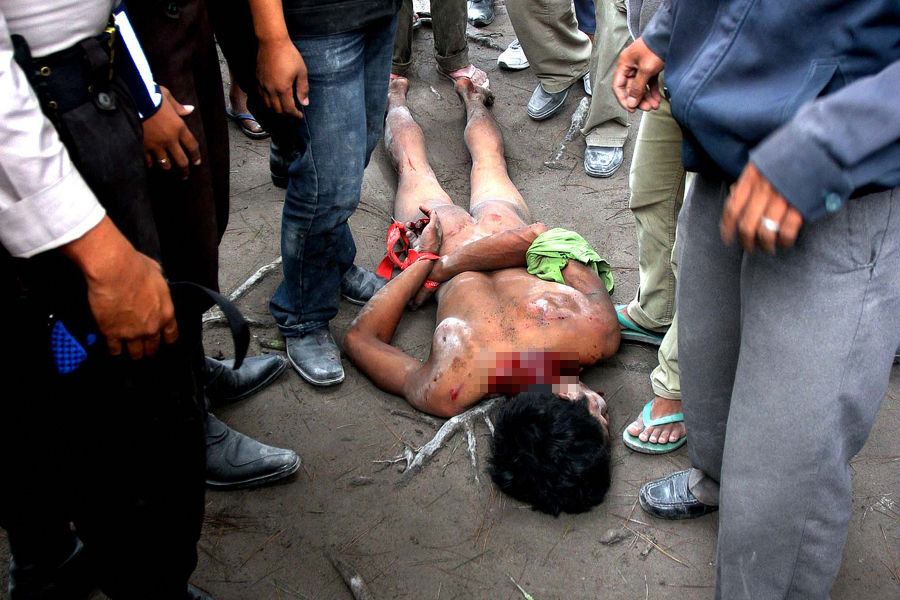 高清:印尼男子盗窃灾区民居遭私刑毒打