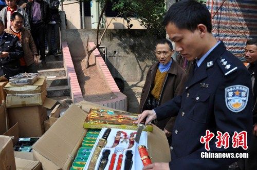 重庆云阳警方缴仿真枪2830支 捣毁一窝点(组图)