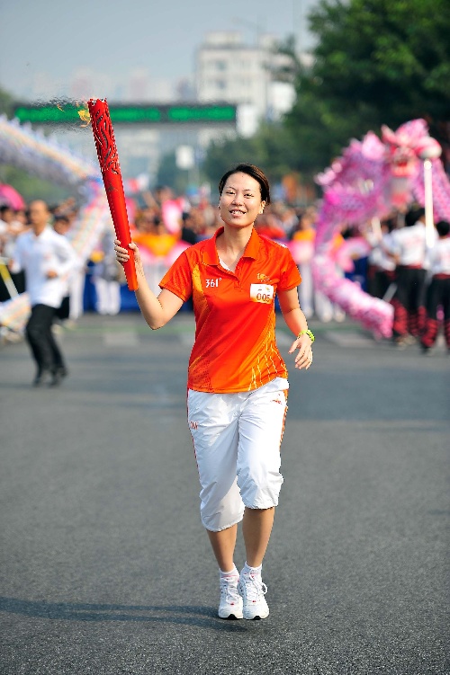 图文:"潮流"火炬在佛山传递 火炬手张洁雯