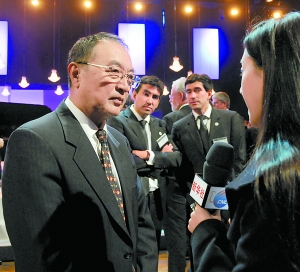 11月4日，在法国里昂，柳传志(左一)在“世界企业家奖”颁奖典礼后接受记者采访