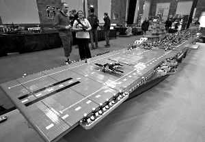 英国乐高迷9个月用25万块积木搭建航母模型