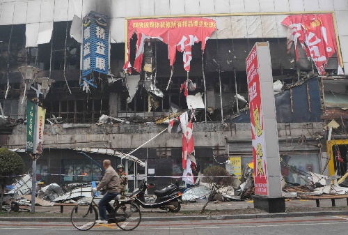 组图:吉林商业大厦火灾现场附近解除封闭状态