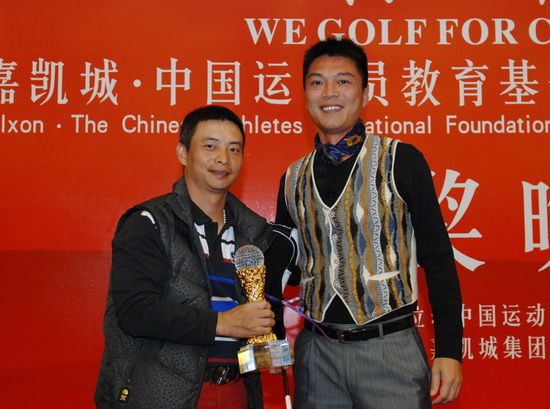 小双夺得总杆亚军江嘉良为其颁奖