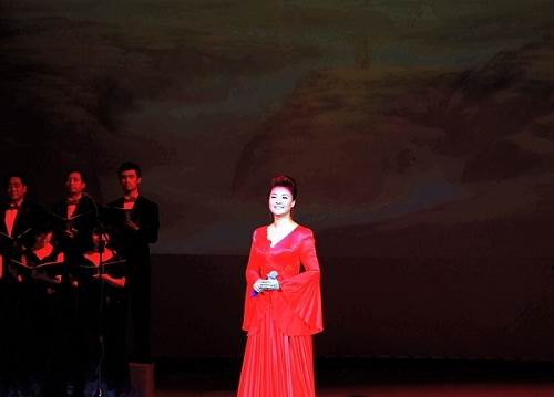 王丽达北京唱红歌 高超实力折服观众
