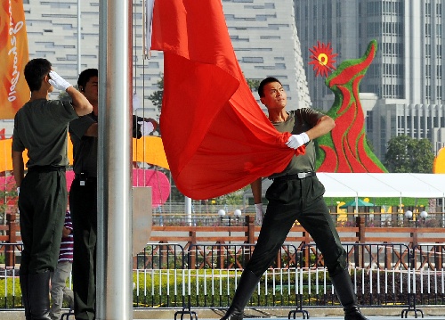 图文:开幕式升旗仪仗队加紧演练 练升旗动作